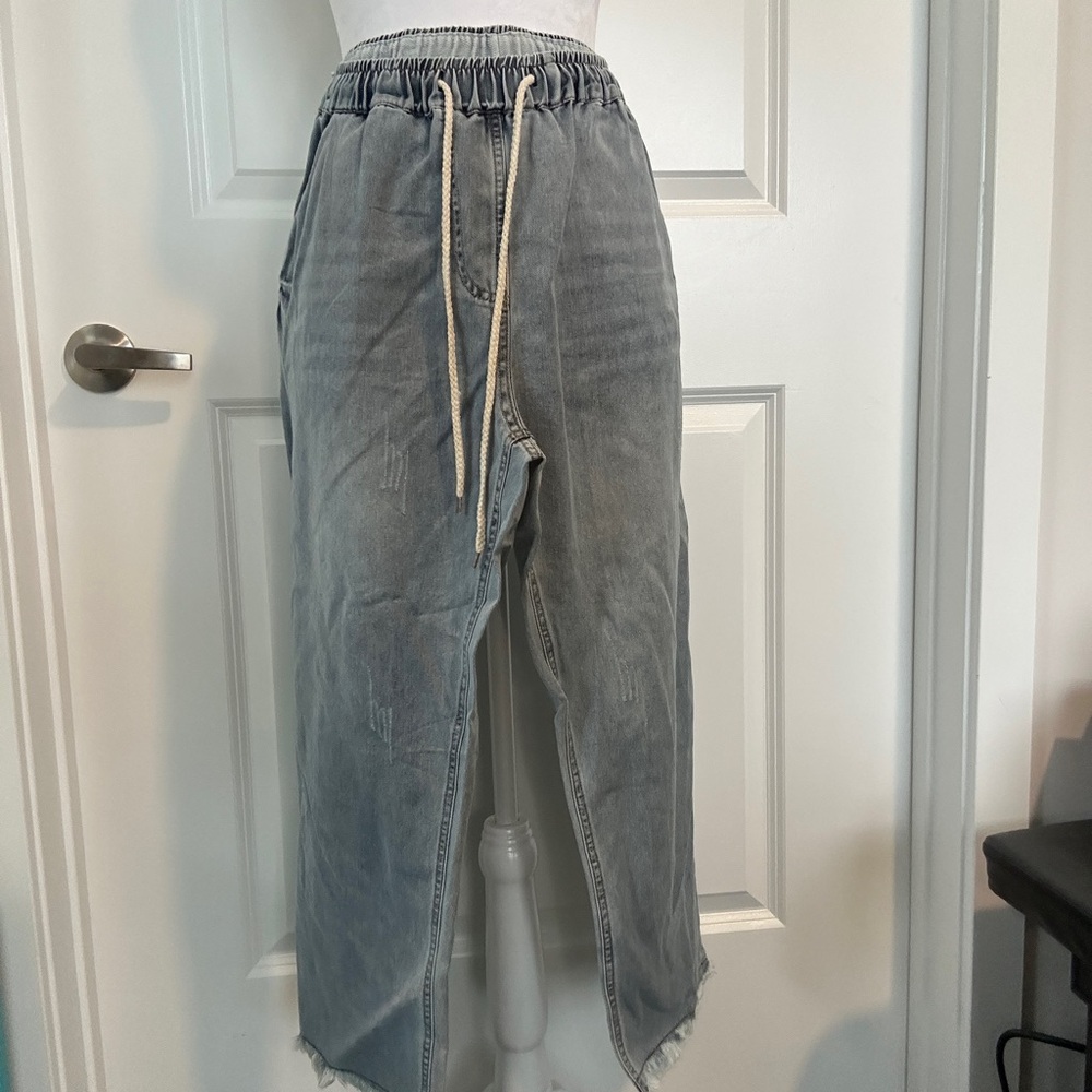 Gray Boyfriend Jeans with Relaxed Fit and Elastic Waistband